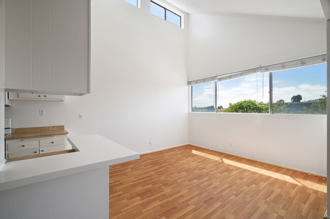 Building Photo - 5900 Canterbury Dr