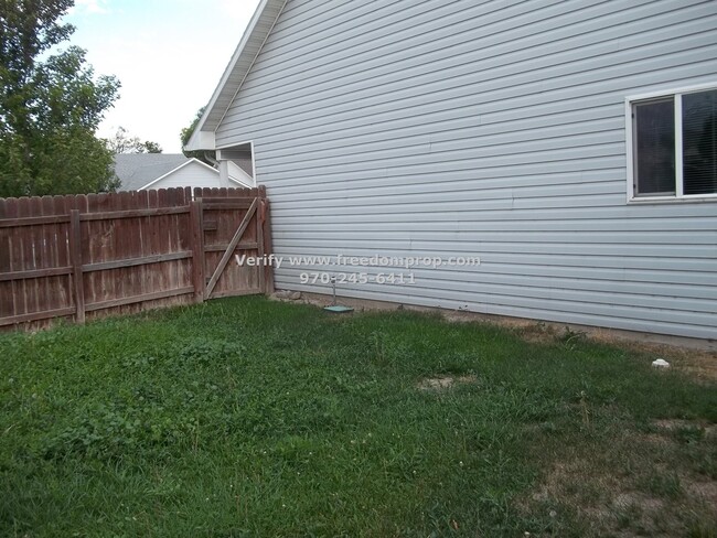 Building Photo - Three Bedroom Home with primary bedroom on...
