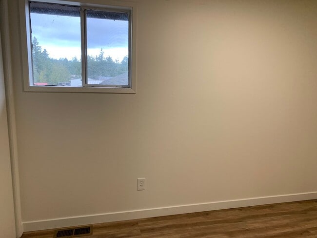 Building Photo - **Daisey King **