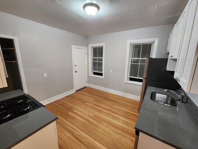 Building Photo - 38 Bellevue St