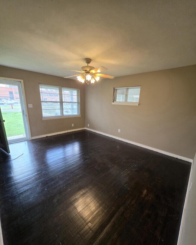 Building Photo - Recently Renovated - 3 Bedroom 2 Bath Home!
