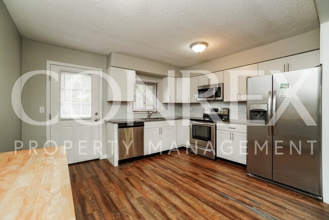 Building Photo - Fabulous 4 Bedroom