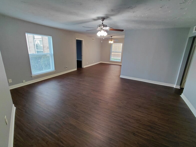 Living area - 6000 Westridge Ln