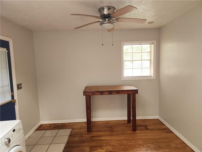 Building Photo - 322 Nelms Ave NE