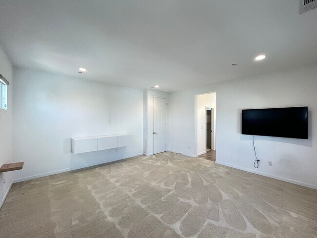 Building Photo - Stunning 4 Bedroom 3 Bath Plus Loft Home in Costa Mesa