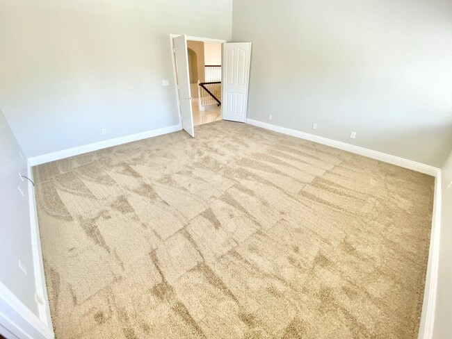 Building Photo - BEAUITFUL GATED PROPERTY 6 BEDROOMS/3 FULL...