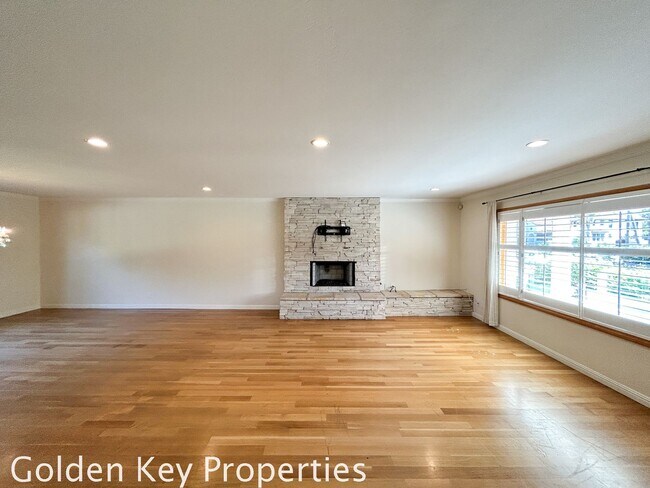 Building Photo - Welcome to this stunning 4-bedroom, 2.5-ba...
