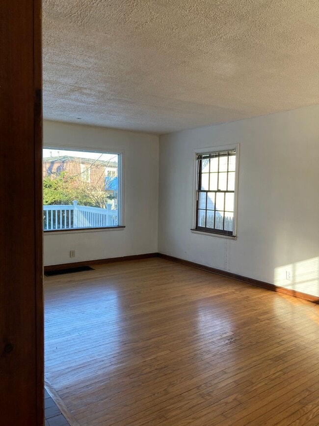 Building Photo - Move in bonus! Charming two story 2 bedroom home