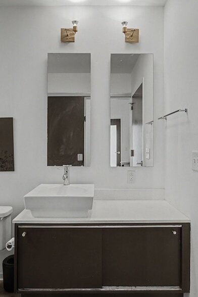 Building Photo - 2115 Yeaman Pl