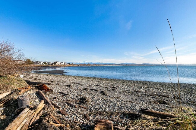 Building Photo - Breathtaking 3-Bed Beachfront Retreat with Scenic Views in Ferndale