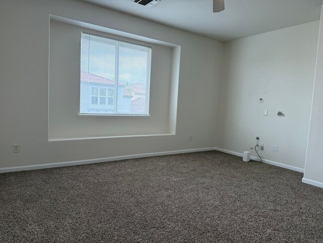 Building Photo - Gorgeous 4 bedroom 2 story home in Anatolia