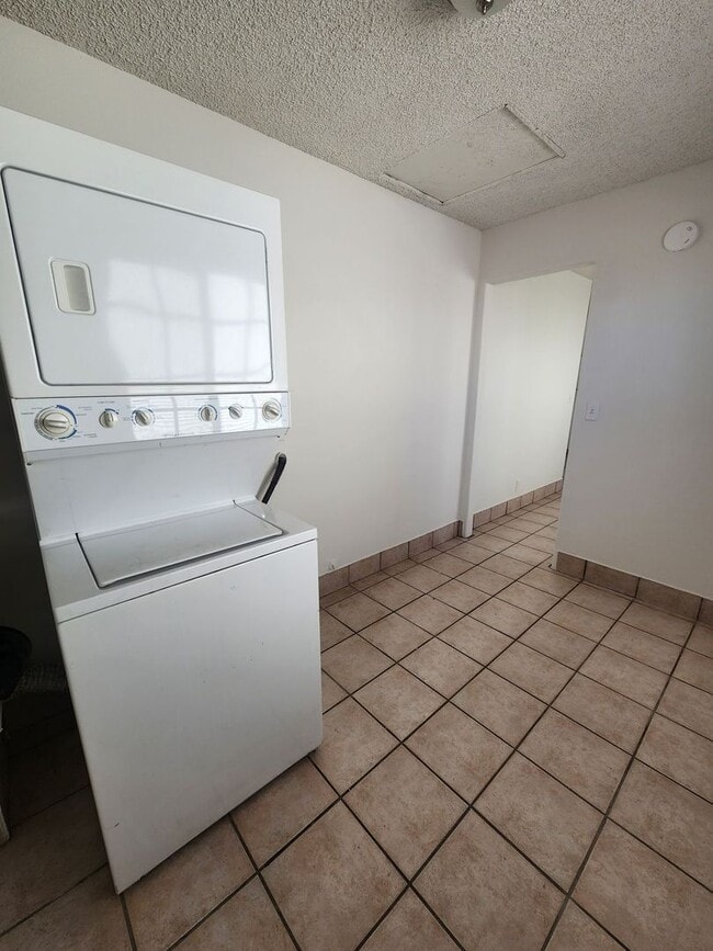 Building Photo - Welcome to this 2 Bedroom 1 bath home on a corner lot!