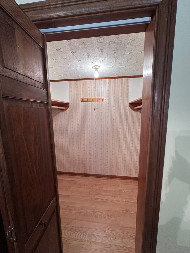 Building Photo - Walnut St.