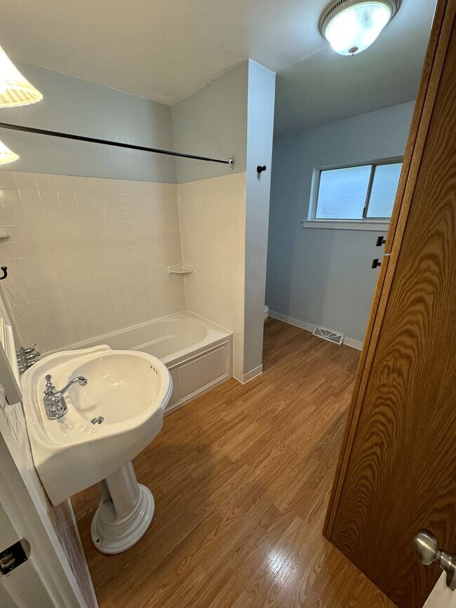 Building Photo - 3 Bedroom- Upper Arlington area