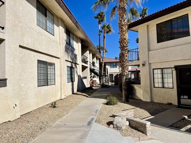 Building Photo - New Flooring, no carpet. 2bed 2bath Gated Community with a Swimming Pool