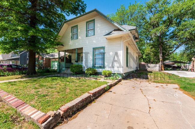 Building Photo - 1923 N Burns Ave