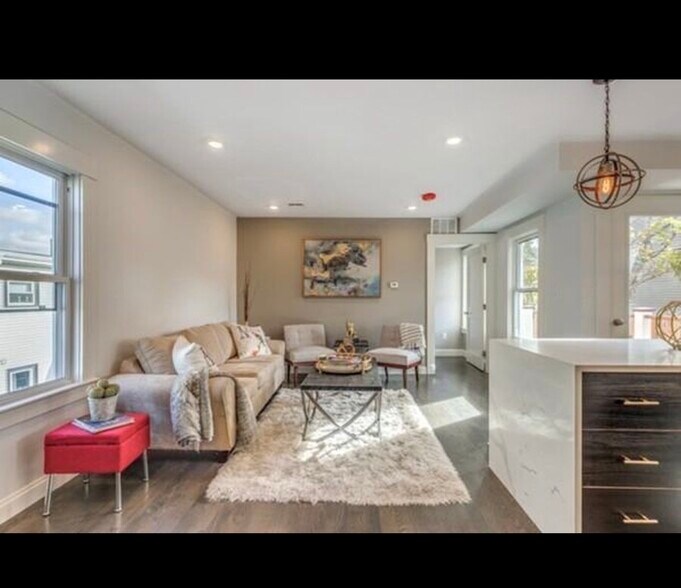 Building Photo - 18 Rush St