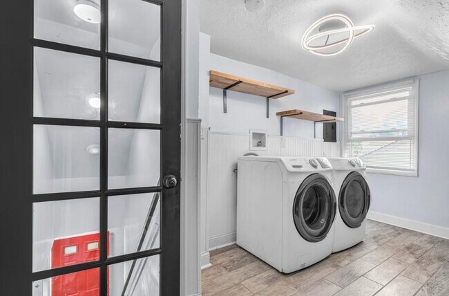 Building Photo - 10012 Elizabeth Ave