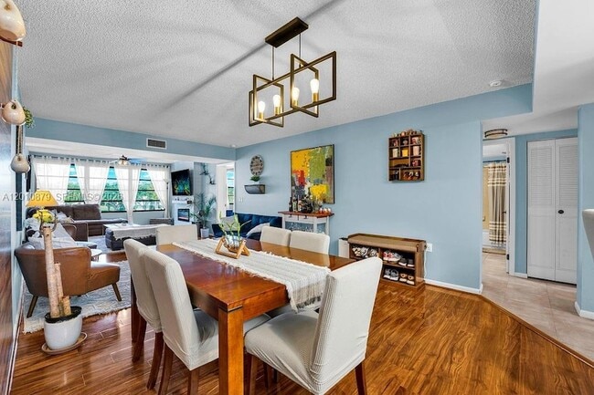 Building Photo - 6049 Balboa Cir
