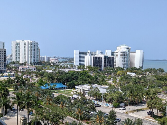 Building Photo - 800 N Tamiami Trail