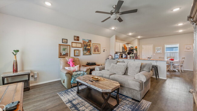 Building Photo - "Homey 3-Bed Oasis with Granite Elegance o...