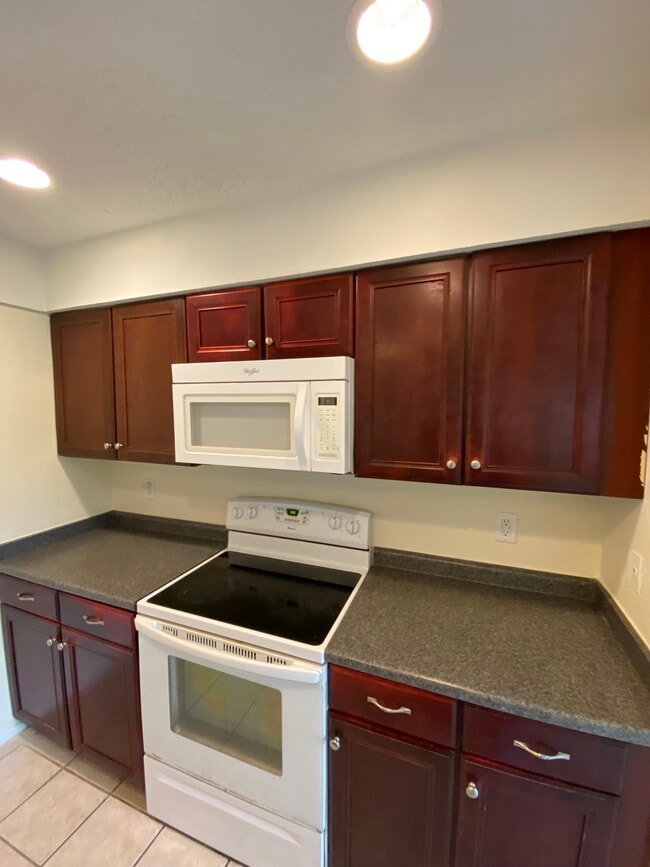 Building Photo - 2704 Stonehaven Ct