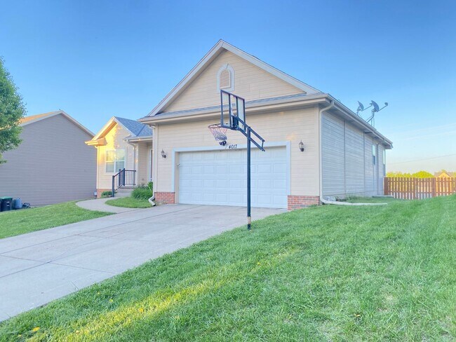 Building Photo - Stunning 5 bedrooms and 3 bathrooms in Wal...