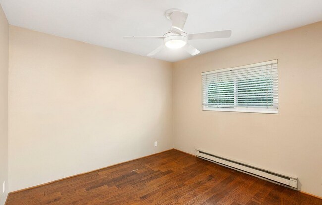 Building Photo - Large One Bedroom in University Heights wi...