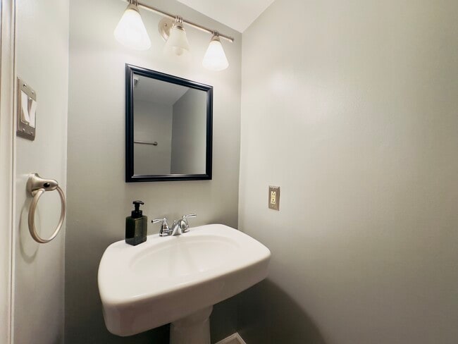 Building Photo - 3832 Charles Ave