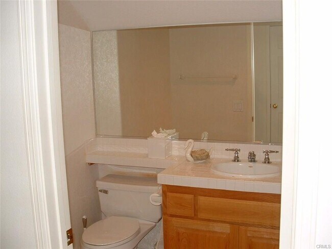 Building Photo - 3 Bedroom Condo For Lease in a gated commu...