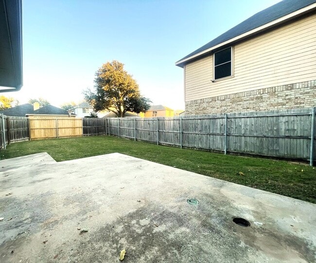 Building Photo - MOVE IN SPECIAL!!!! Cedar Hill home featur...