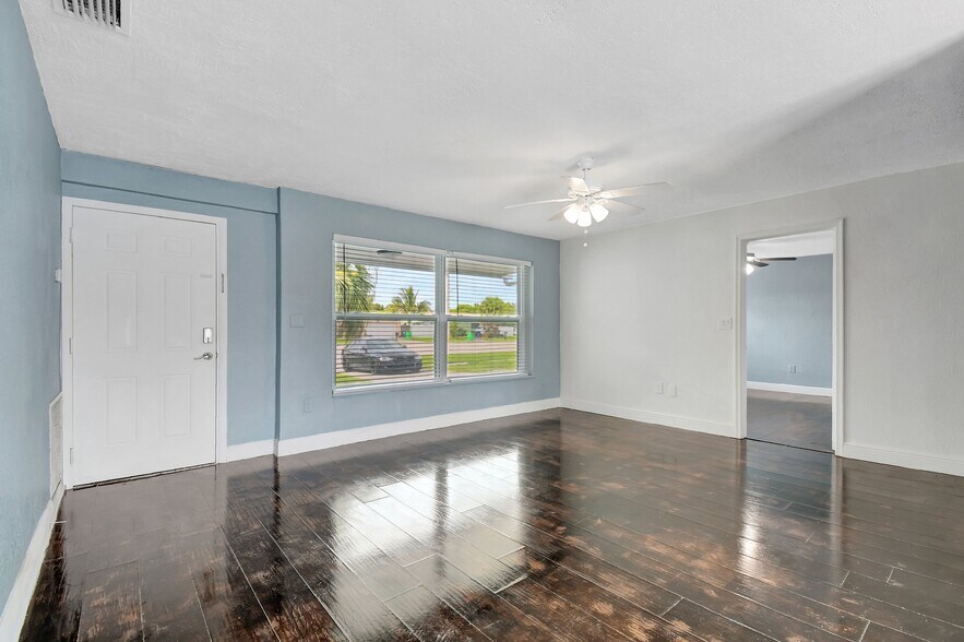 Building Photo - 8960 Sunset Strip