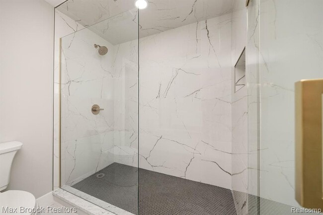 Building Photo - 5240 Clarendon Crest St