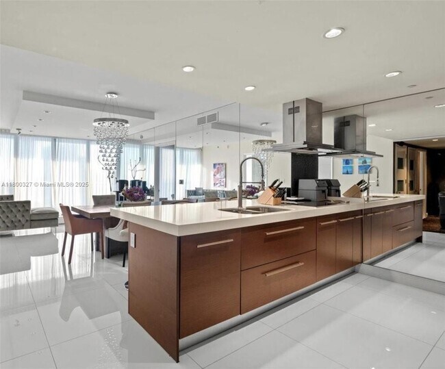 Building Photo - 495 Brickell Ave