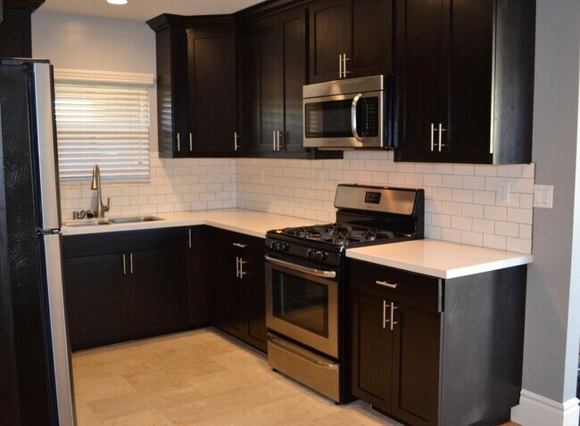 Building Photo - Stylish 2BD Golden Hill Gem | A/C, Bonus R...