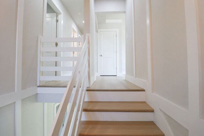 Building Photo - 4 Bed | 3 Bath on Keystone Lake!