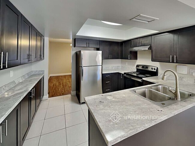 Building Photo - 1411 W Impala Ave