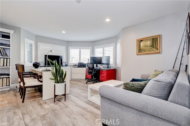 Building Photo - 425 S Catalina Ave