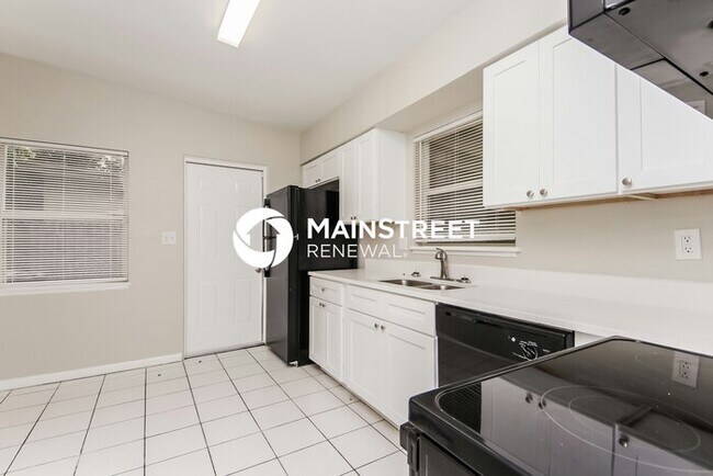 Building Photo - 3 Bedroom Pet-Friendly Home in ORLANDO, FL with Main Street Renewal