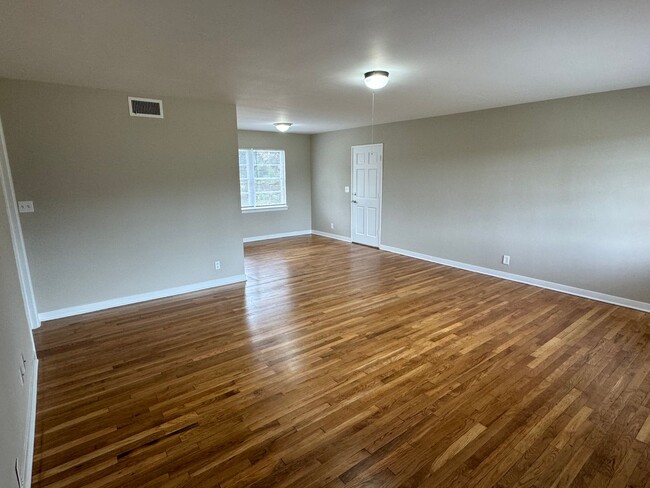 Building Photo - Stunning 3-Bedroom