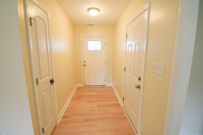 Building Photo - 3 Bedroom 2 Bathroom with Garage