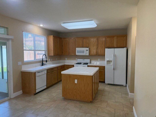 Building Photo - Tracy 3 Bedroom 2.5 Bathroom Home