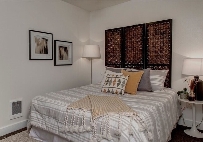 Building Photo - 2440 Western Ave