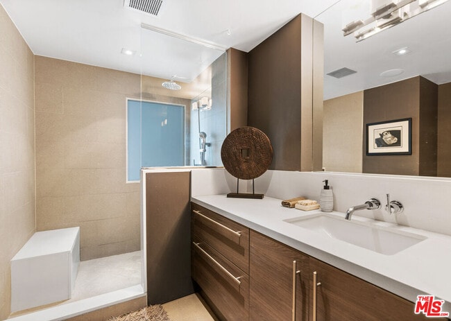 Building Photo - 1250 N Harper Ave