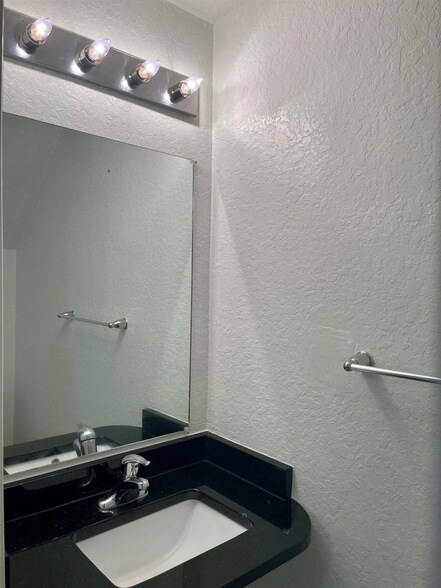 Building Photo - 3604 Sonoma Dr