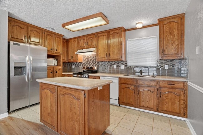 Building Photo - Move-In Ready Gem Near DFW Airport and Major Highways