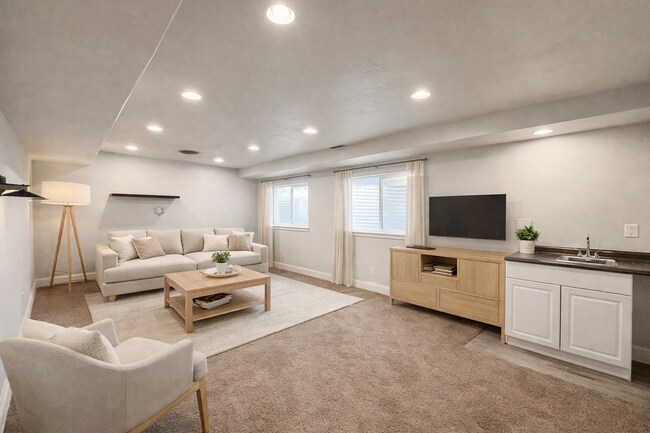 Building Photo - 5 bed 3 bath home in quiet neighborhood!