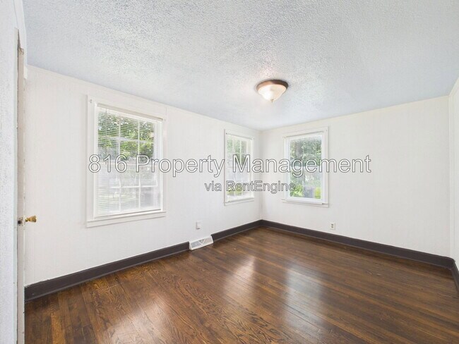 Building Photo - 810 S Woodland Ave