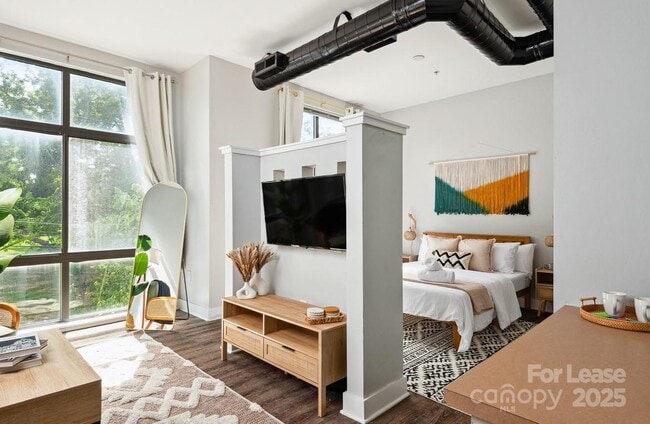 Building Photo - 514 W 10th St