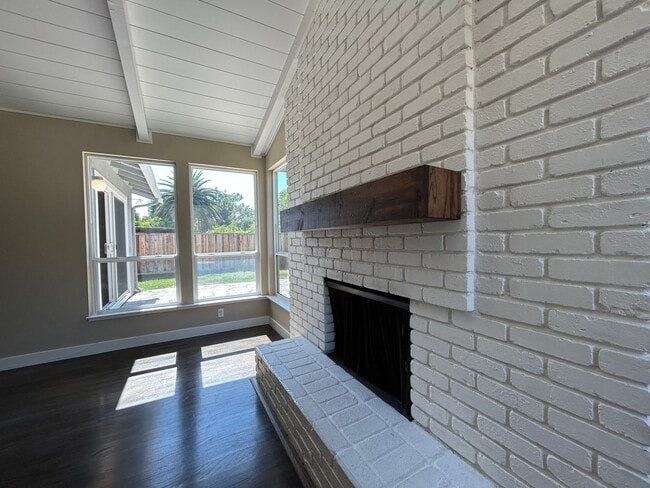 Building Photo - Recently Remodeled Single-Story 3/2 Gem in...